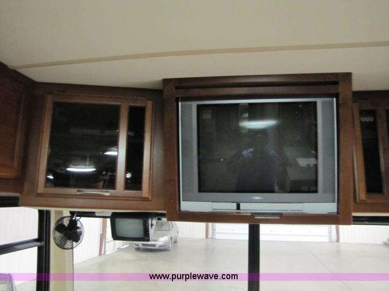 image for item 8690 2006 Fleetwood Discovery 39V RV motor home