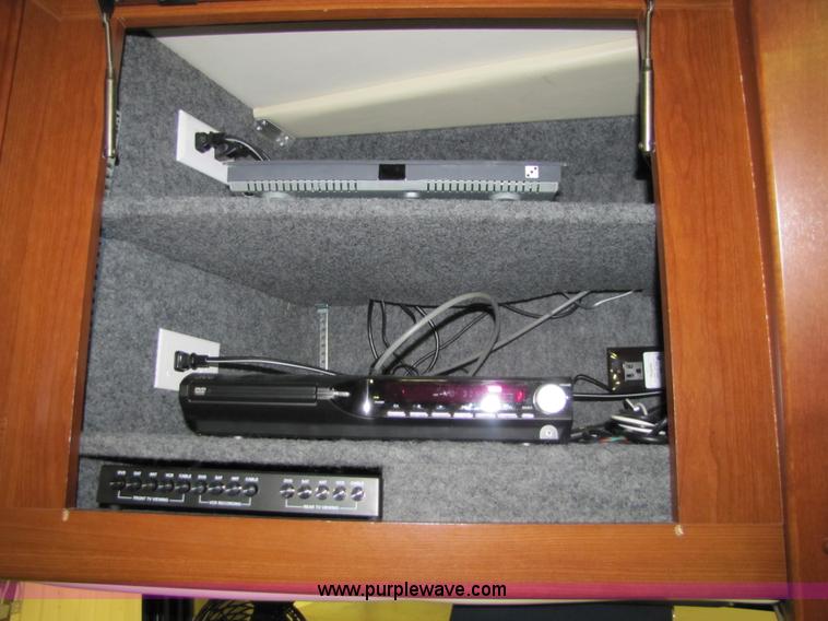 image for item 8690 2006 Fleetwood Discovery 39V RV motor home