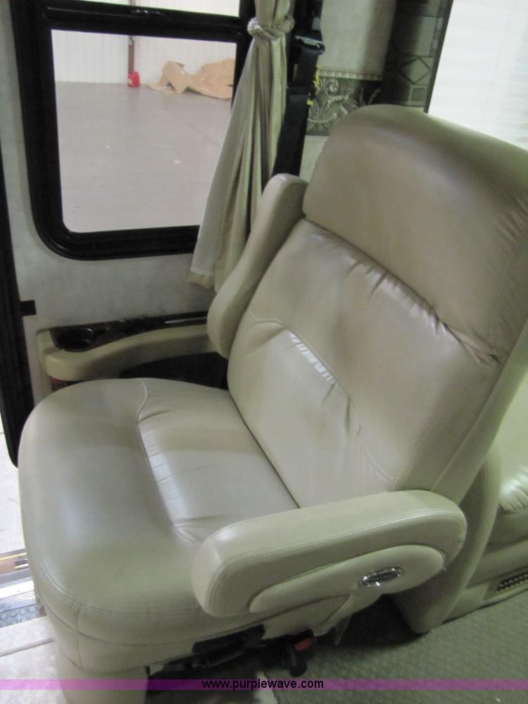 image for item 8690 2006 Fleetwood Discovery 39V RV motor home