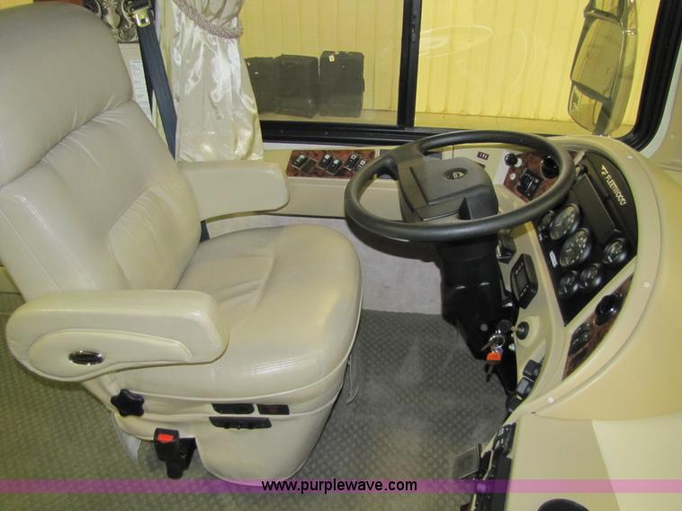 image for item 8690 2006 Fleetwood Discovery 39V RV motor home