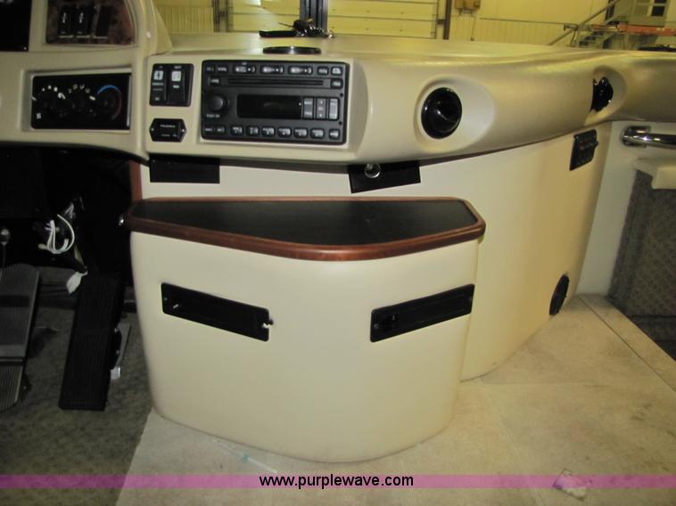 image for item 8690 2006 Fleetwood Discovery 39V RV motor home