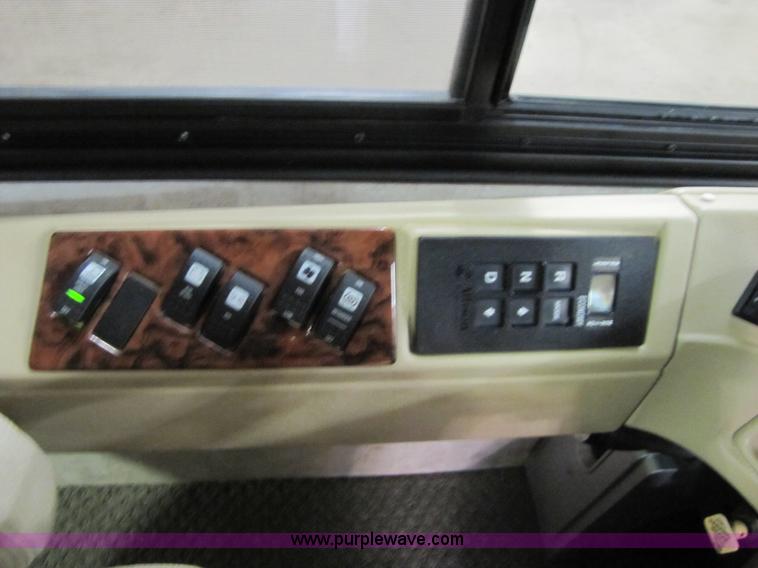 image for item 8690 2006 Fleetwood Discovery 39V RV motor home