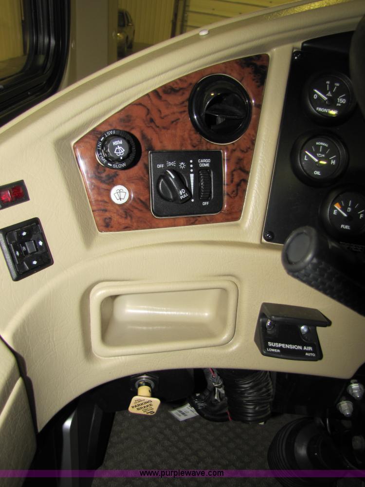 image for item 8690 2006 Fleetwood Discovery 39V RV motor home