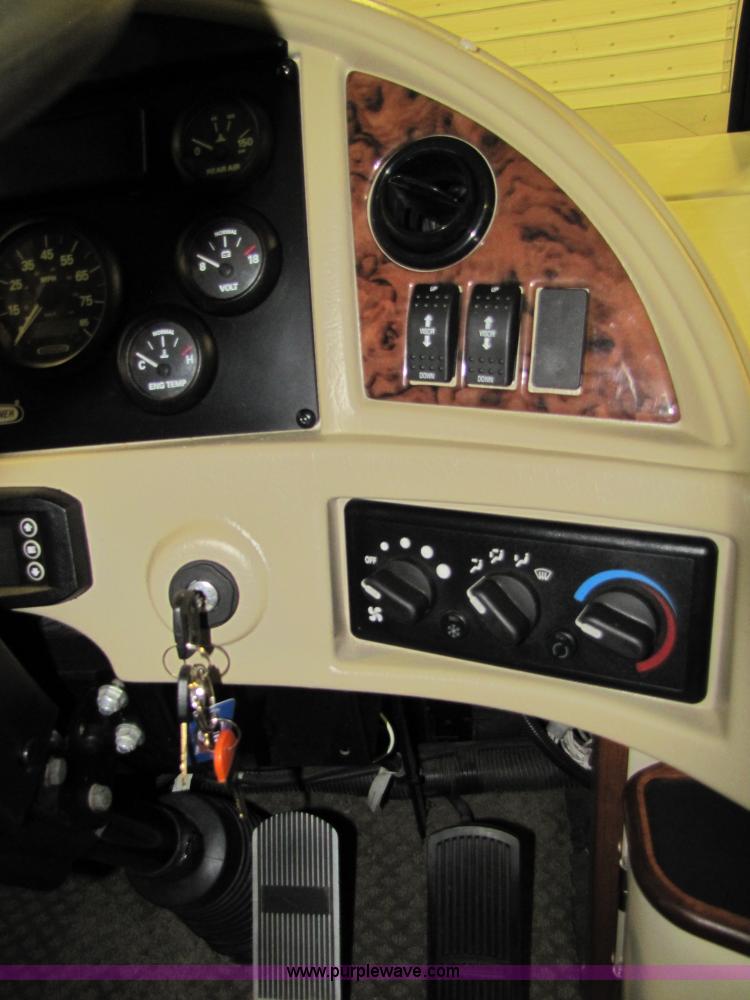 image for item 8690 2006 Fleetwood Discovery 39V RV motor home