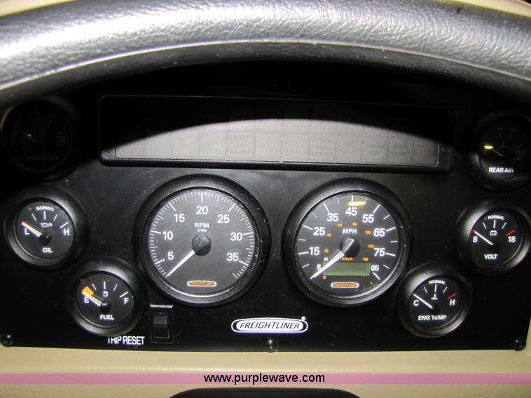 image for item 8690 2006 Fleetwood Discovery 39V RV motor home