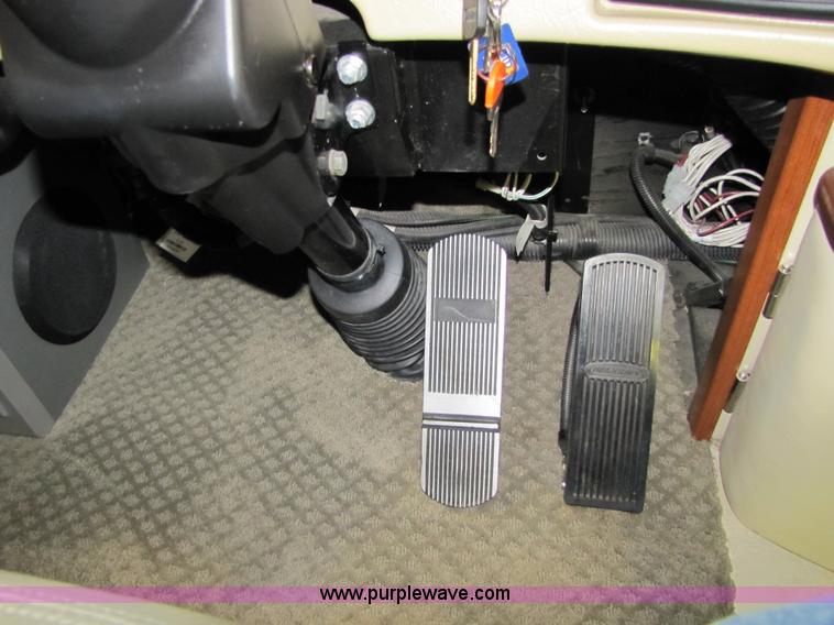 image for item 8690 2006 Fleetwood Discovery 39V RV motor home