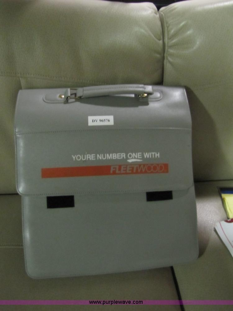 image for item 8690 2006 Fleetwood Discovery 39V RV motor home