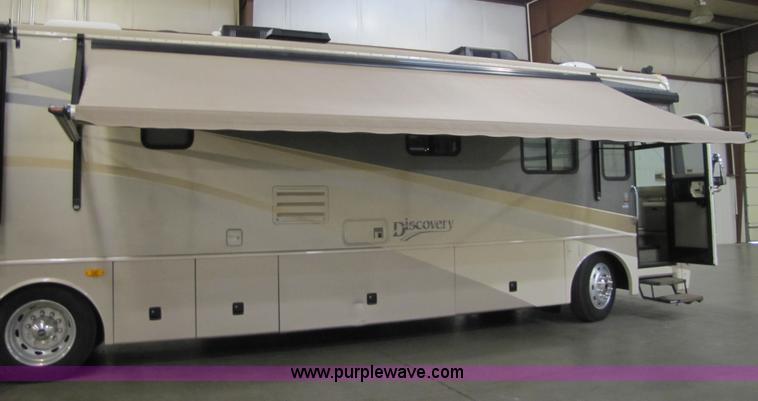 image for item 8690 2006 Fleetwood Discovery 39V RV motor home