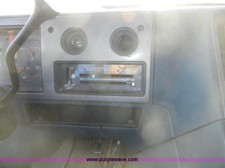 image for item 8721 1992 Chevrolet G20 Sport Van