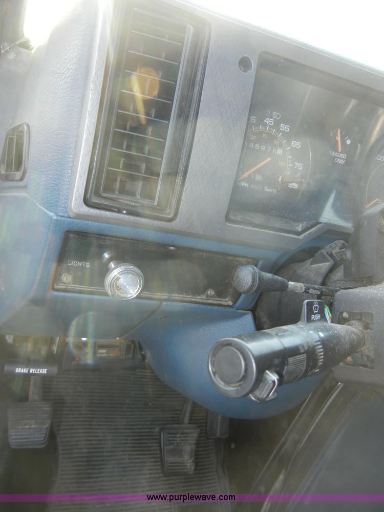 image for item 8721 1992 Chevrolet G20 Sport Van