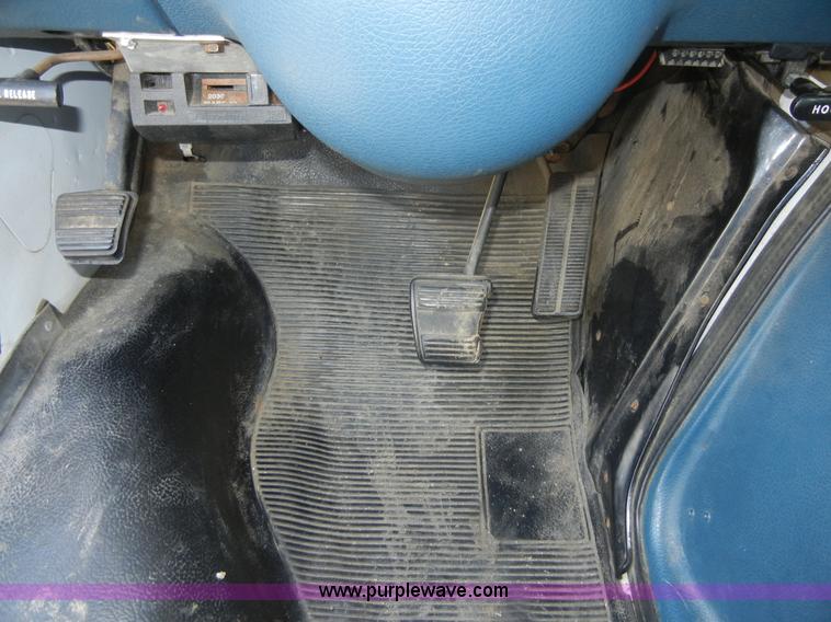 image for item 8721 1992 Chevrolet G20 Sport Van