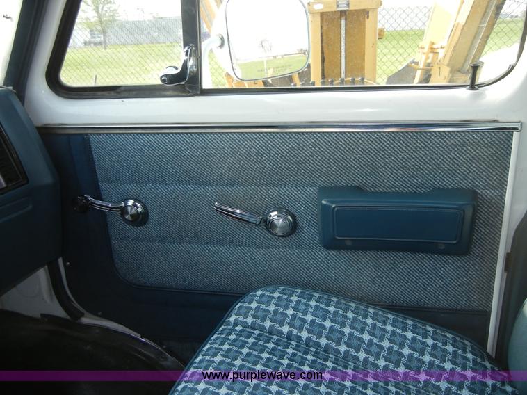 image for item 8721 1992 Chevrolet G20 Sport Van