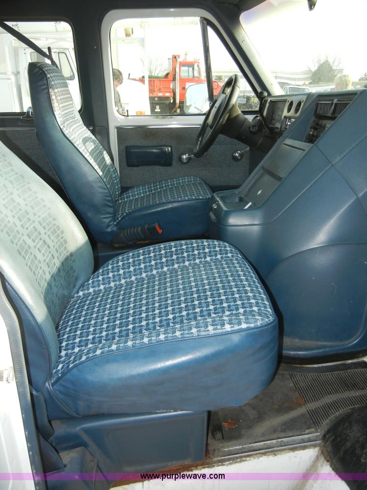 image for item 8721 1992 Chevrolet G20 Sport Van
