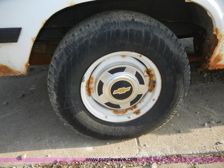 image for item 8721 1992 Chevrolet G20 Sport Van