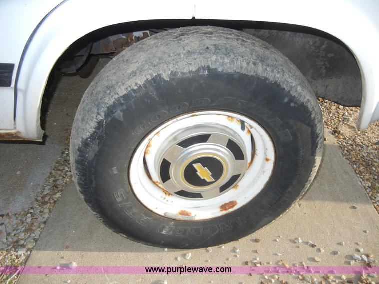 image for item 8721 1992 Chevrolet G20 Sport Van