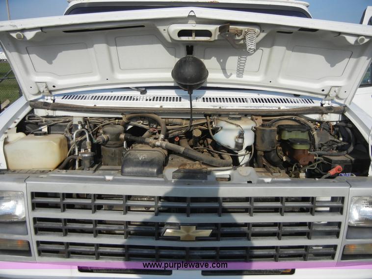 image for item 8721 1992 Chevrolet G20 Sport Van