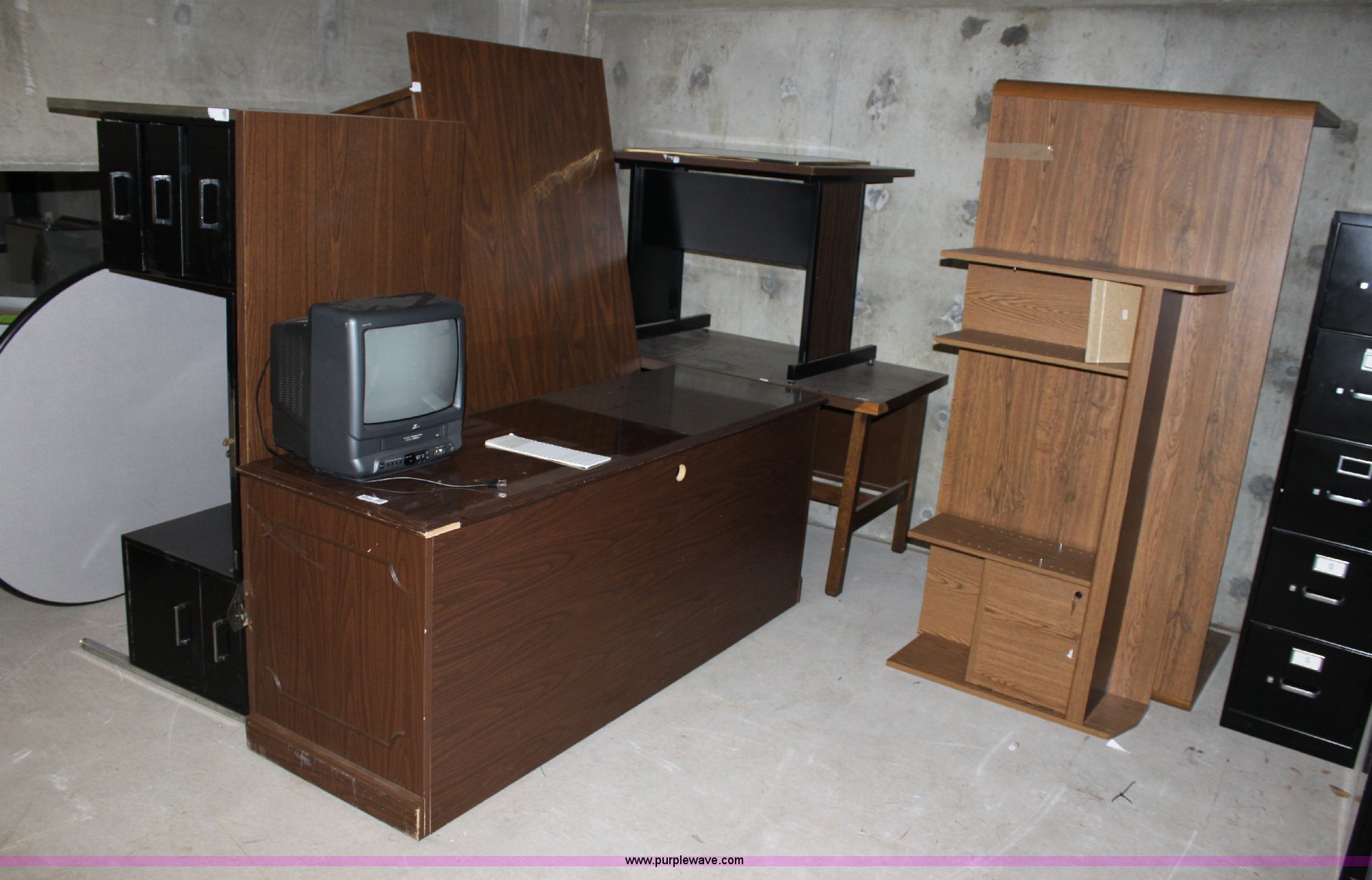 Assorted office furniture in Wichita, KS Item 6477 sold Purple Wave