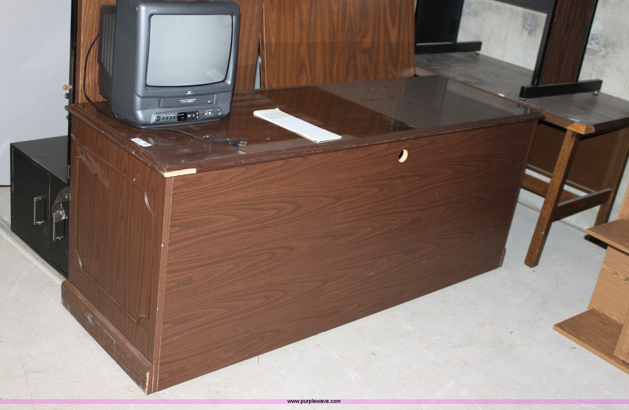 Assorted office furniture in Wichita, KS Item 6477 sold Purple Wave