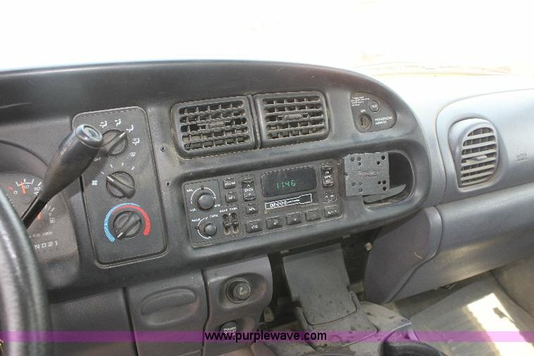 image for item 6100 2001 Dodge Ram 2500 pickup truck