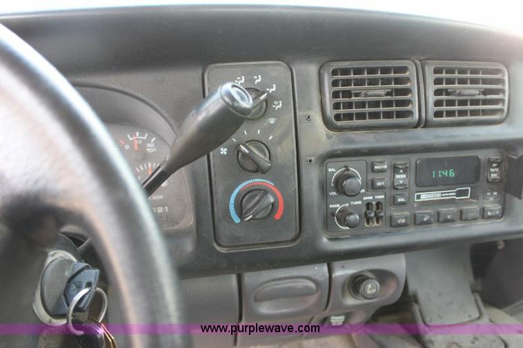 image for item 6100 2001 Dodge Ram 2500 pickup truck