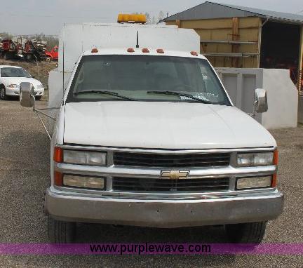 image for item 6102 2000 Chevrolet C3500 pickup truck