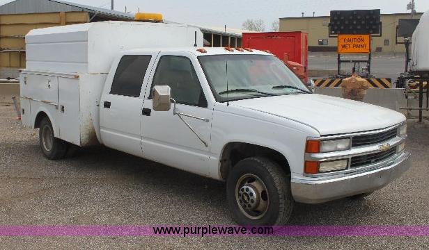image for item 6102 2000 Chevrolet C3500 pickup truck