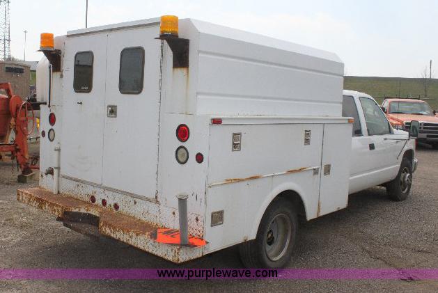 image for item 6102 2000 Chevrolet C3500 pickup truck