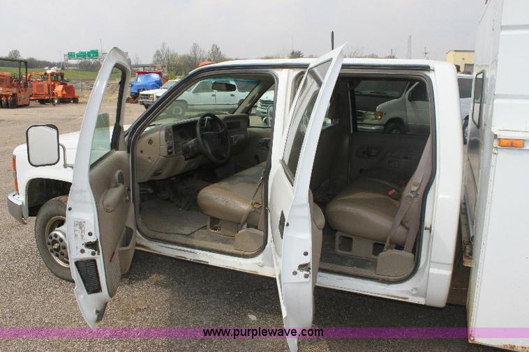 image for item 6102 2000 Chevrolet C3500 pickup truck