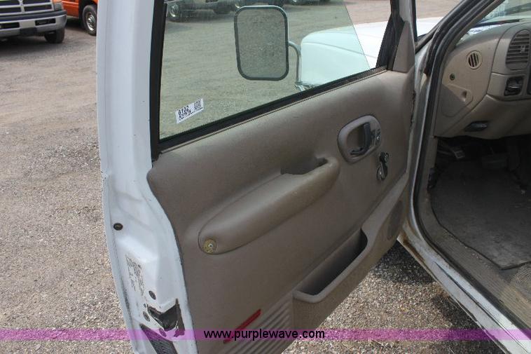 image for item 6102 2000 Chevrolet C3500 pickup truck