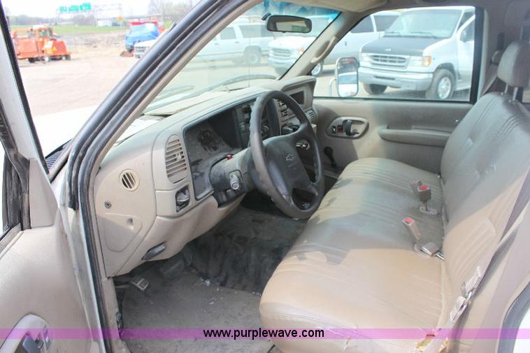 image for item 6102 2000 Chevrolet C3500 pickup truck