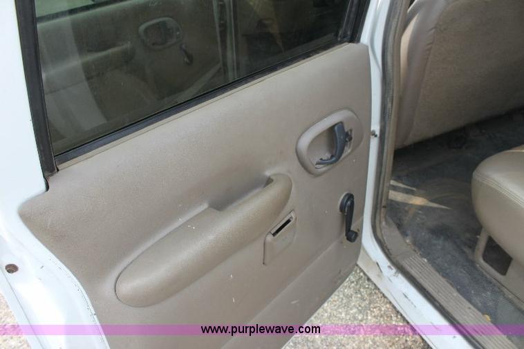 image for item 6102 2000 Chevrolet C3500 pickup truck