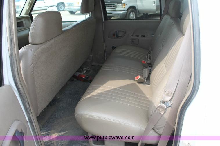 image for item 6102 2000 Chevrolet C3500 pickup truck