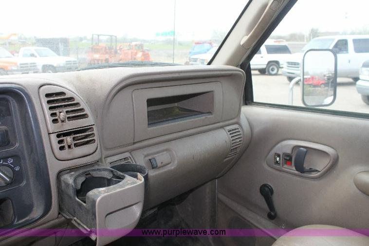 image for item 6102 2000 Chevrolet C3500 pickup truck