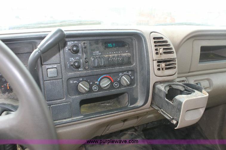 image for item 6102 2000 Chevrolet C3500 pickup truck