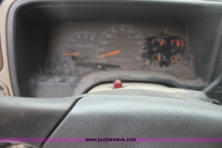 image for item 6102 2000 Chevrolet C3500 pickup truck