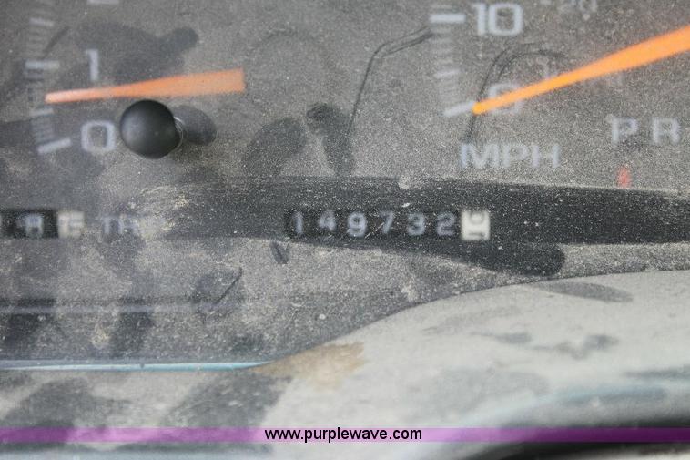 image for item 6102 2000 Chevrolet C3500 pickup truck