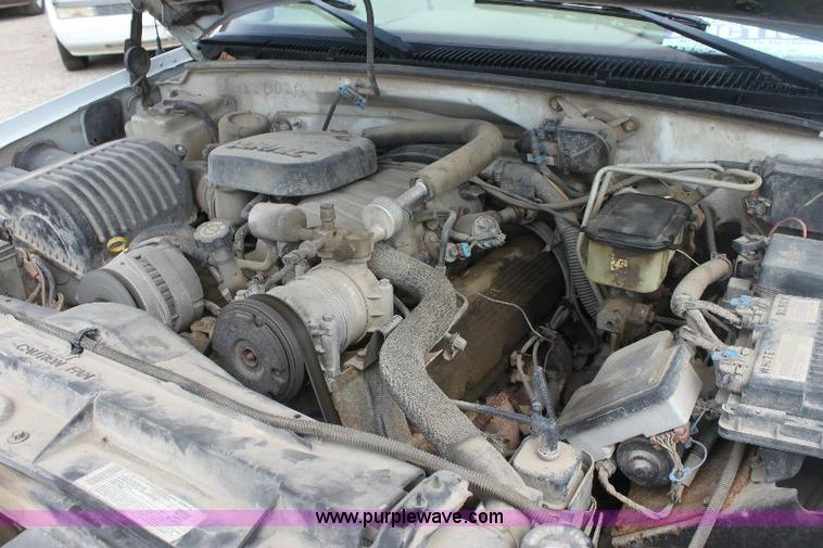 image for item 6102 2000 Chevrolet C3500 pickup truck