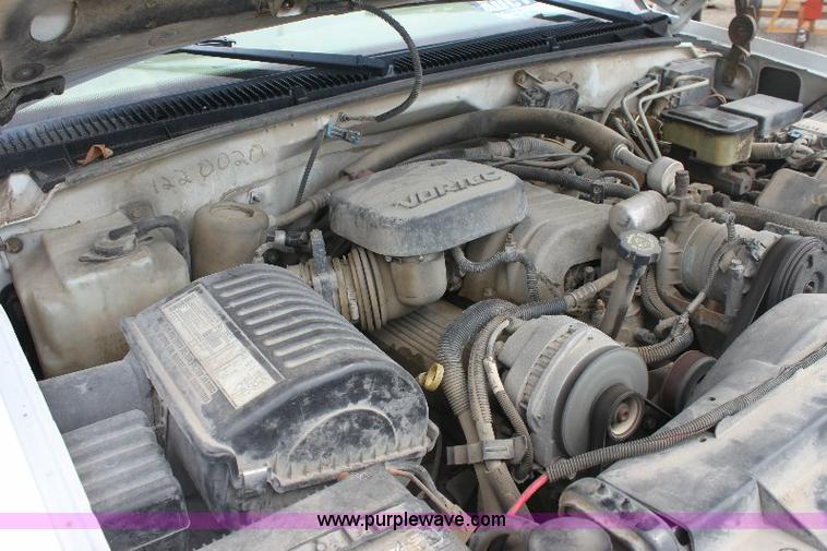 image for item 6102 2000 Chevrolet C3500 pickup truck