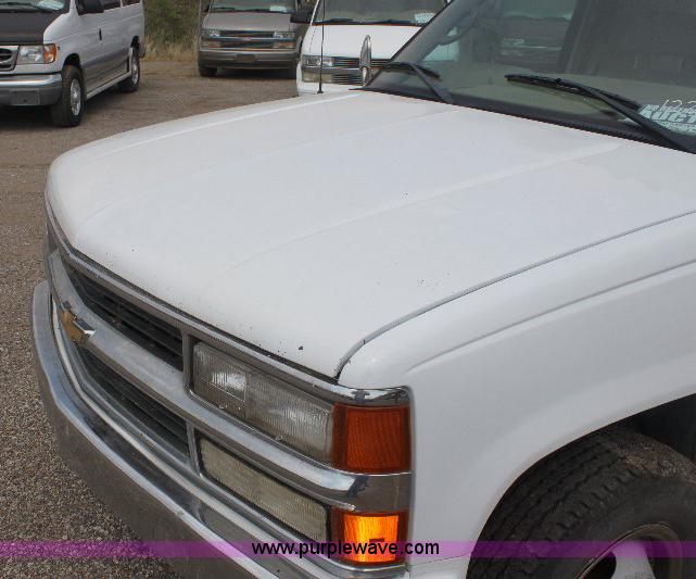 image for item 6102 2000 Chevrolet C3500 pickup truck