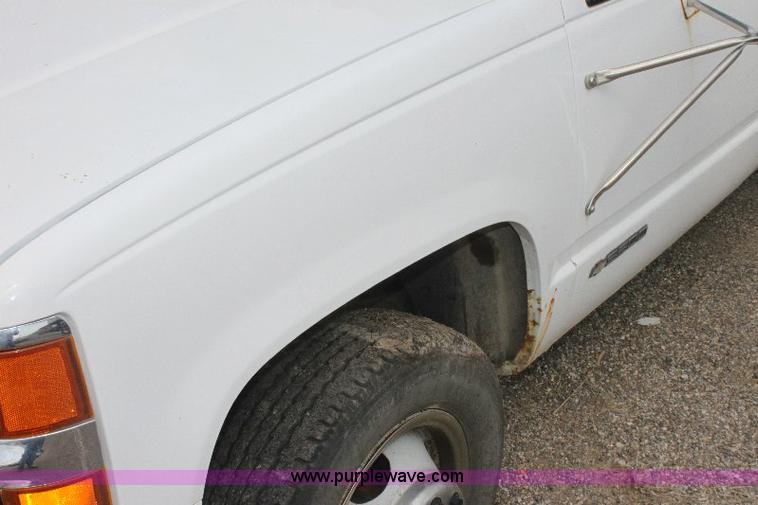 image for item 6102 2000 Chevrolet C3500 pickup truck