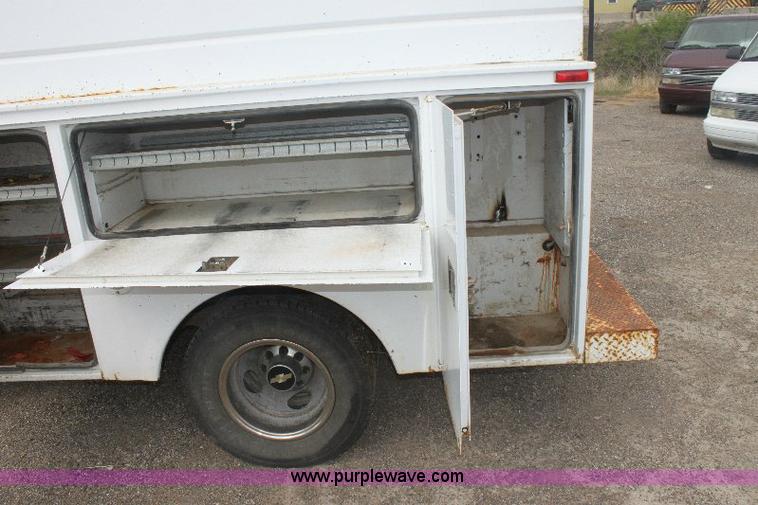 image for item 6102 2000 Chevrolet C3500 pickup truck