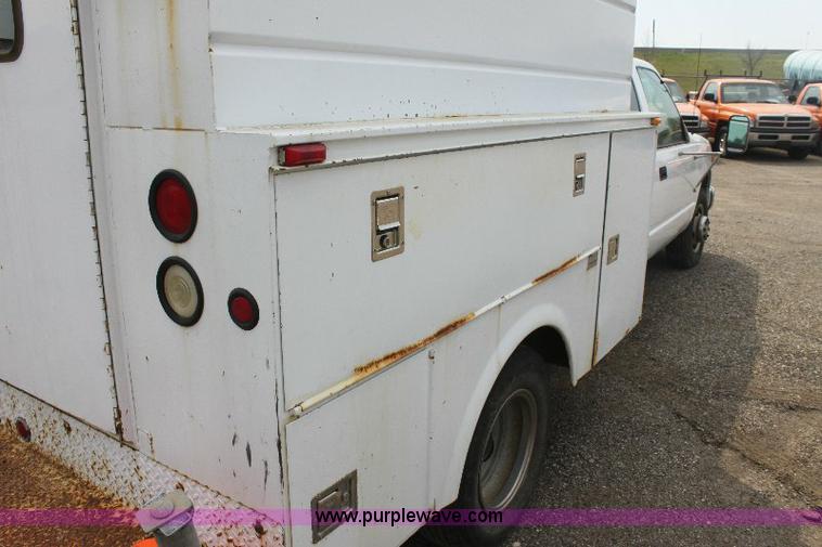 image for item 6102 2000 Chevrolet C3500 pickup truck