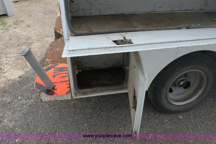 image for item 6102 2000 Chevrolet C3500 pickup truck