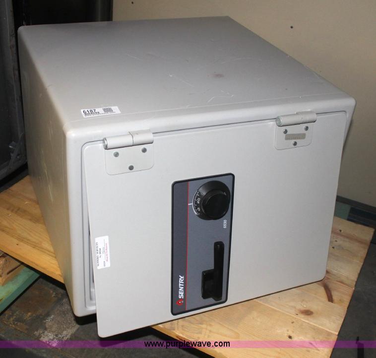 image for item 6187 Sentry 6530 combination safe
