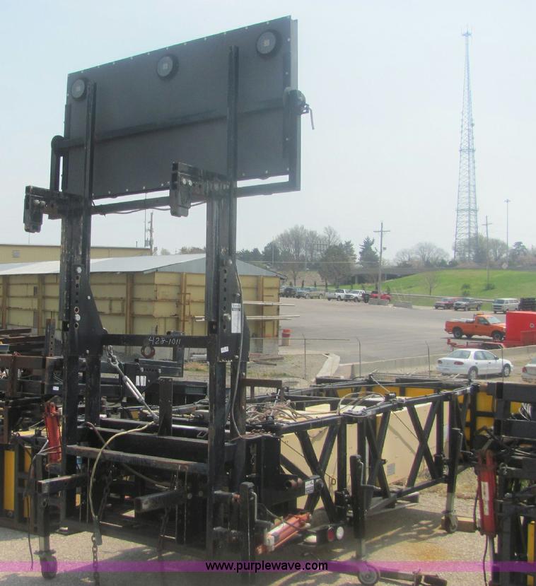 image for item 6195 2001 John Tomas crash attenuator