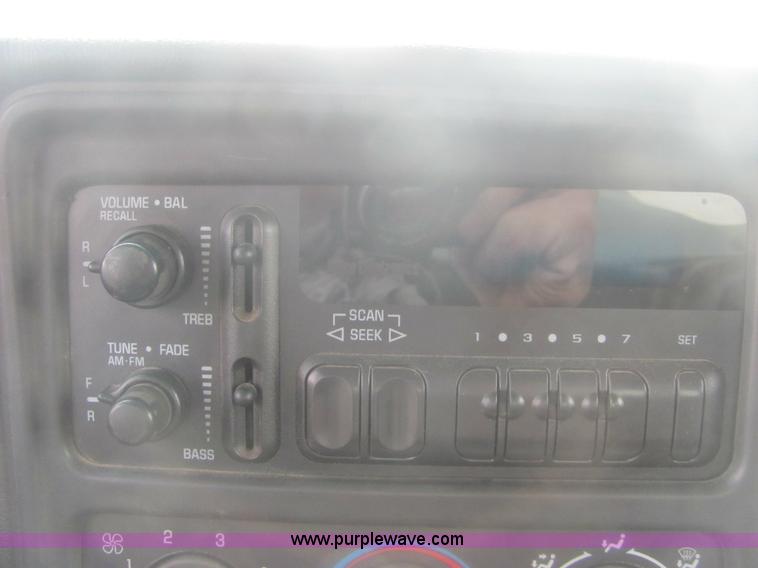 image for item 6201 2001 Chevrolet Silverado C2500HD pickup truck