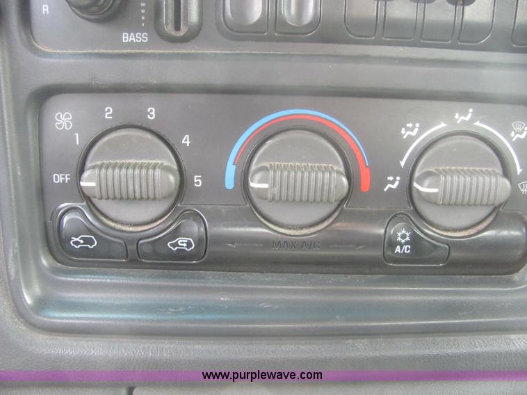 image for item 6201 2001 Chevrolet Silverado C2500HD pickup truck