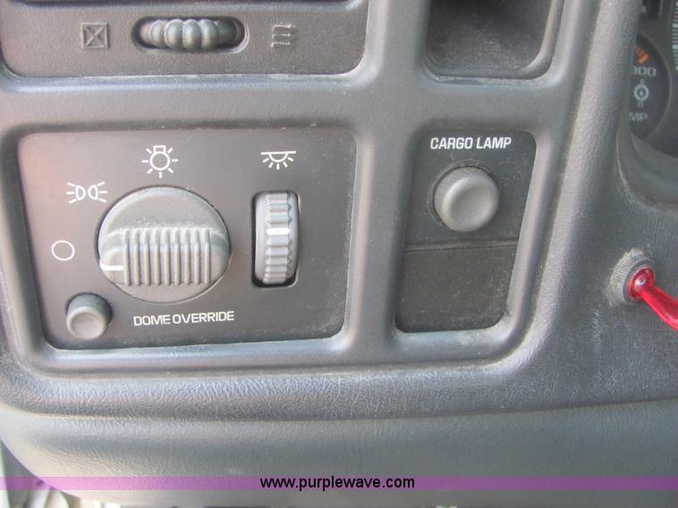 image for item 6201 2001 Chevrolet Silverado C2500HD pickup truck