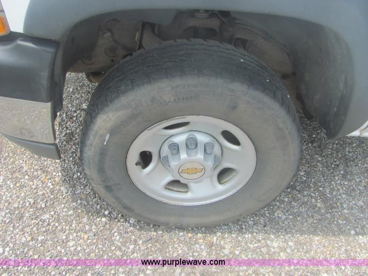 image for item 6201 2001 Chevrolet Silverado C2500HD pickup truck