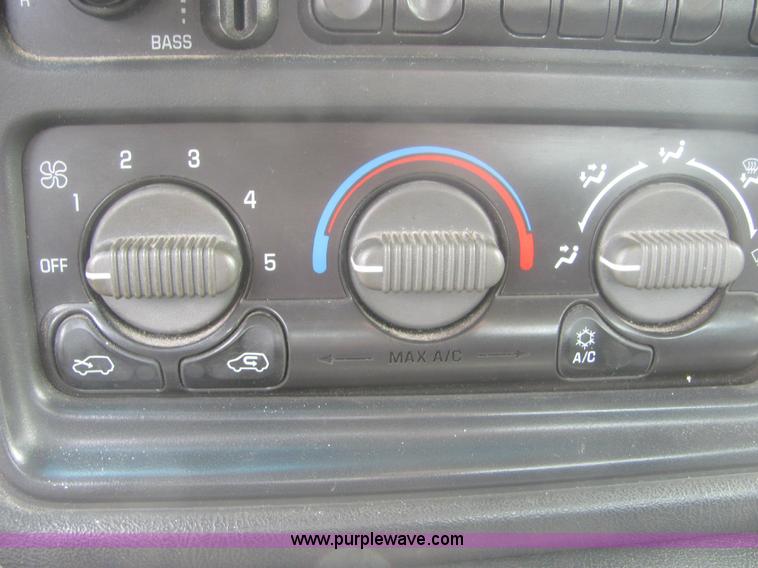 image for item 6202 2001 Chevrolet Silverado C2500HD pickup truck